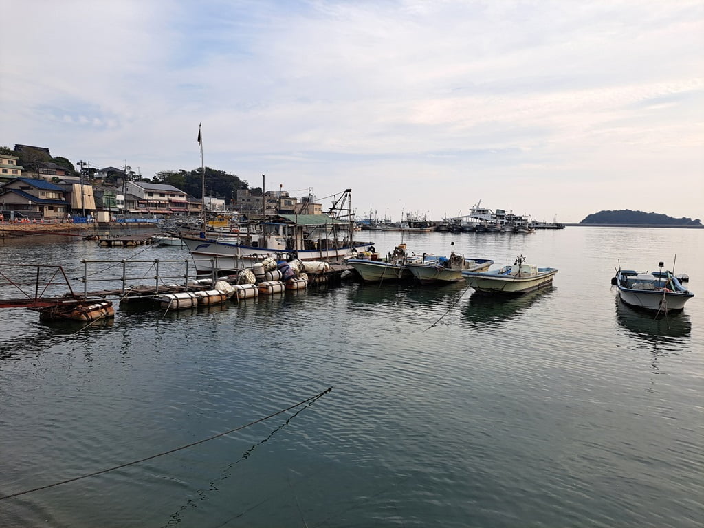 不同方向的港灣景色