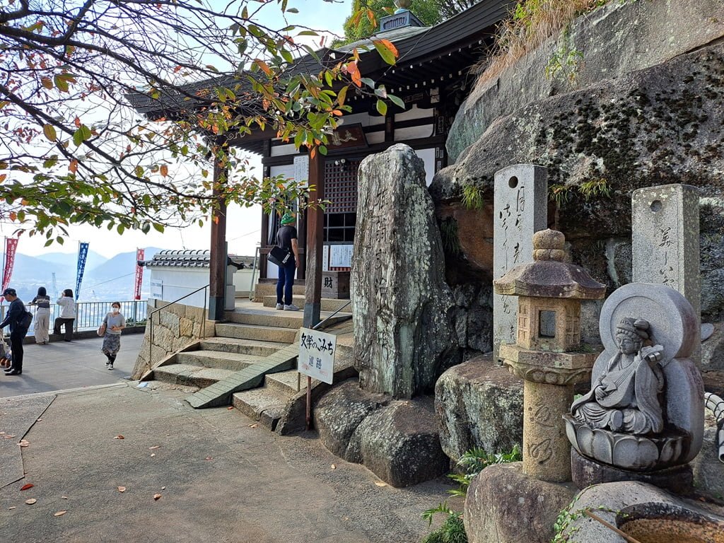 【廣島】尾道一日遊-讓人一眼就愛上的山城小鎮、水道與瀨戶內海 - 第53張圖 三十三間觀音堂旁前往展望台道路