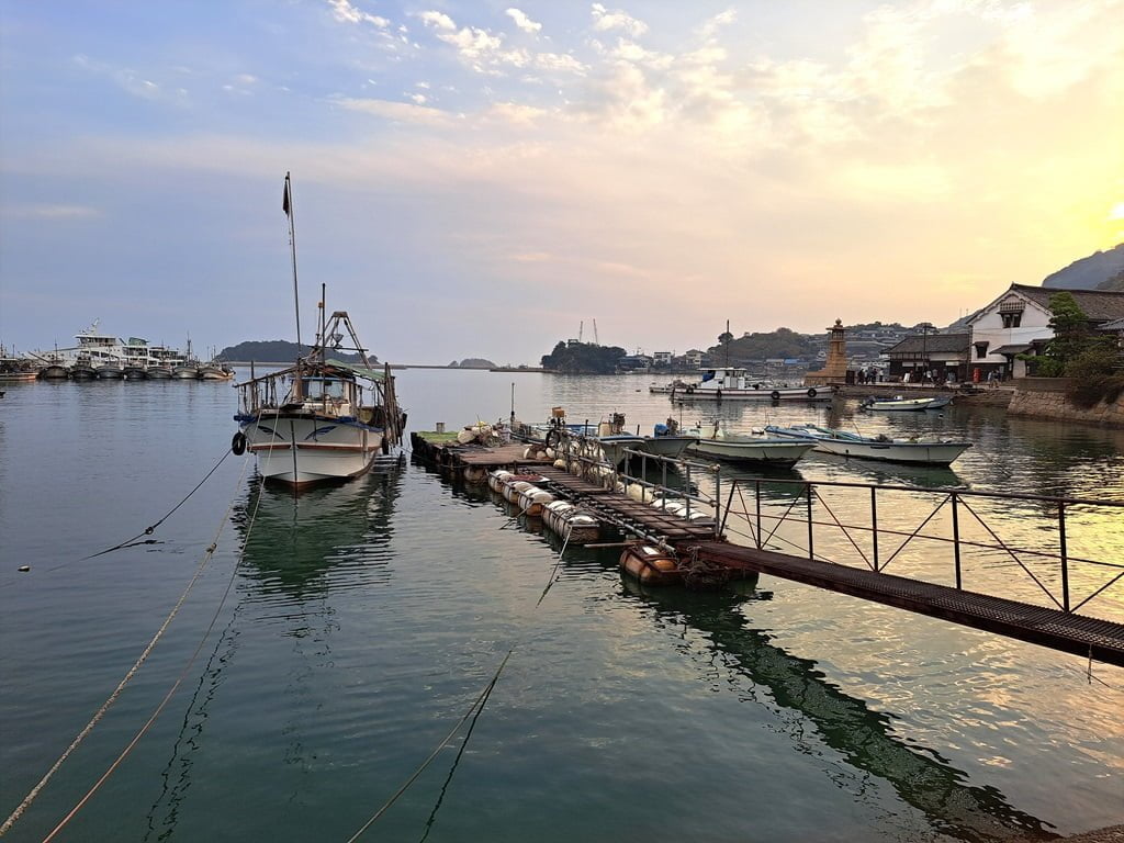 不同方向的港灣景色
