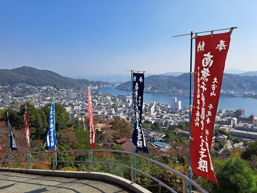 【廣島】尾道一日遊-讓人一眼就愛上的山城小鎮、水道與瀨戶內海 - 第54張圖 眺望市區景色