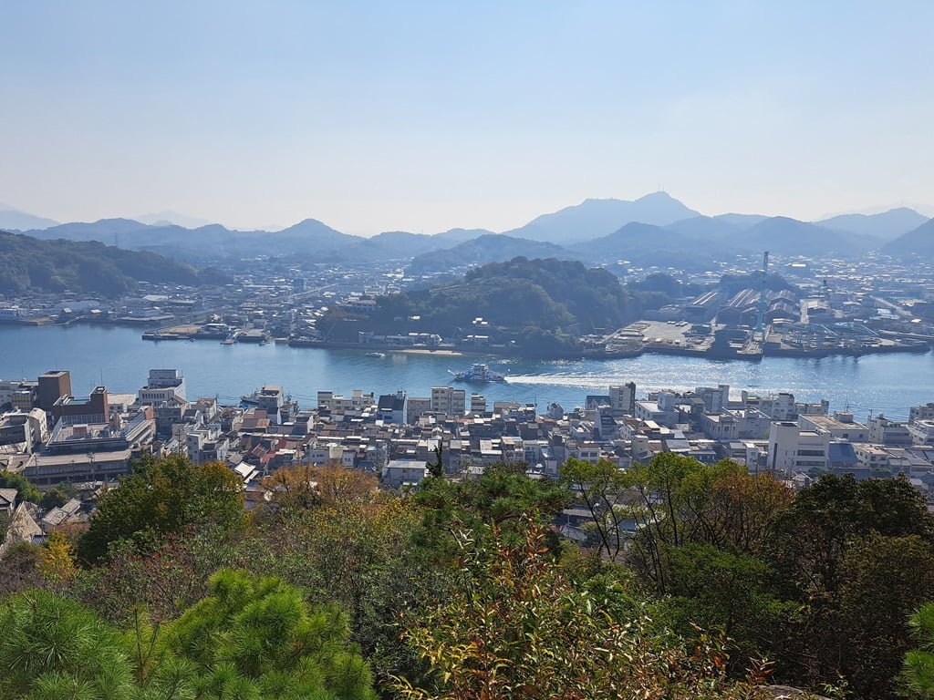 【廣島】尾道一日遊-讓人一眼就愛上的山城小鎮、水道與瀨戶內海 - 第55張圖 眺望水道景色