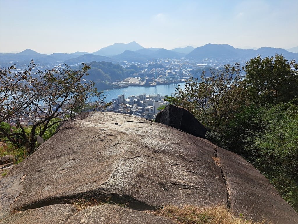 【廣島】尾道一日遊-讓人一眼就愛上的山城小鎮、水道與瀨戶內海 - 第56張圖 鼓岩