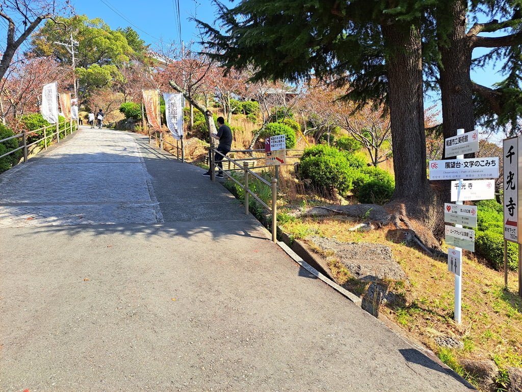 【廣島】尾道一日遊-讓人一眼就愛上的山城小鎮、水道與瀨戶內海 - 第57張圖 沿途都有路標