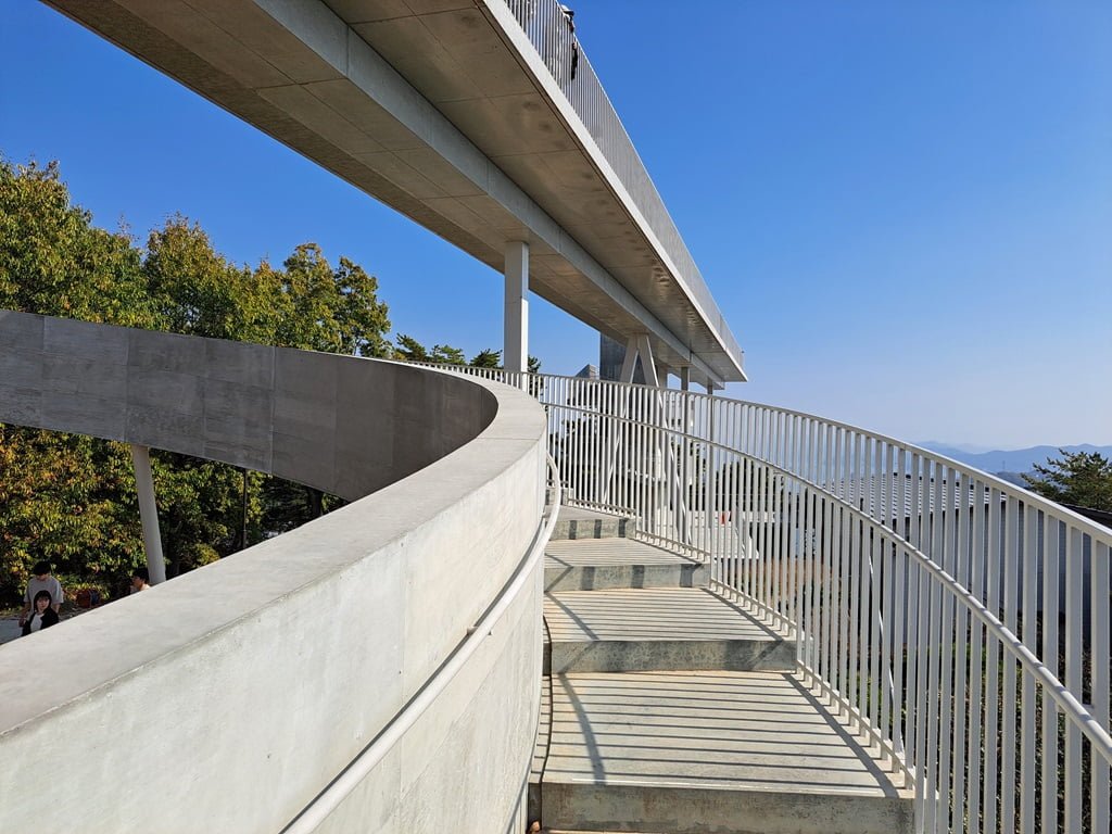 【廣島】尾道一日遊-讓人一眼就愛上的山城小鎮、水道與瀨戶內海 - 第59張圖 螺旋步道