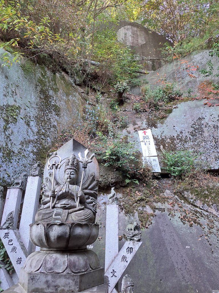 【廣島】尾道一日遊-讓人一眼就愛上的山城小鎮、水道與瀨戶內海 - 第70張圖 鏡岩