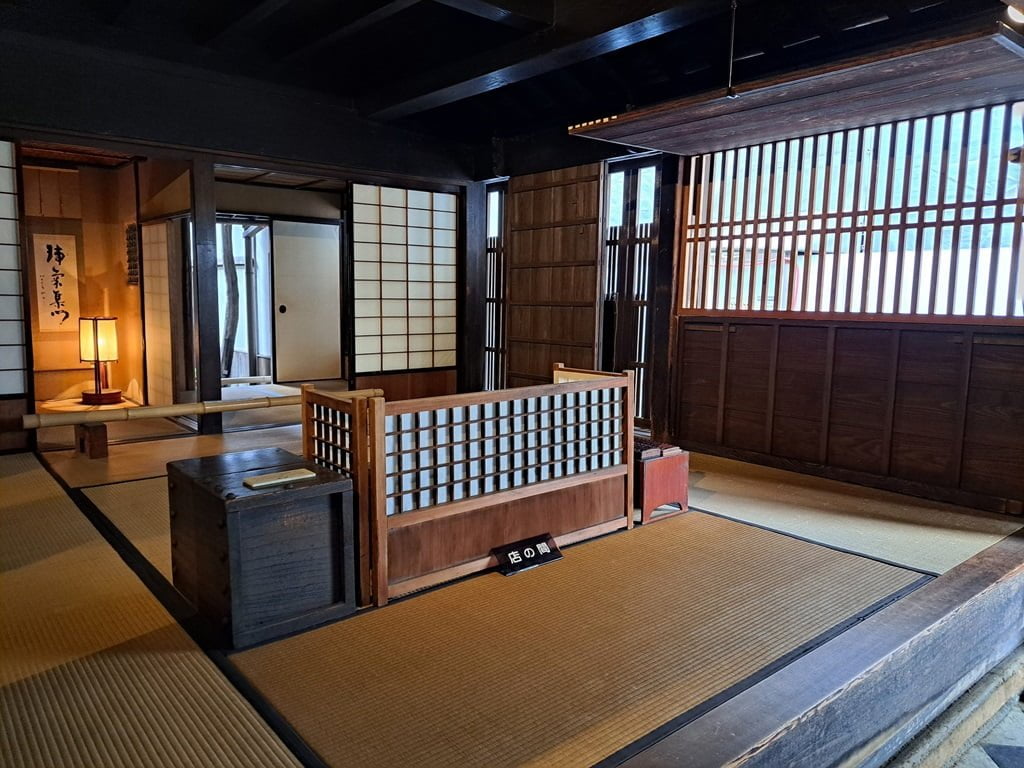 店之間