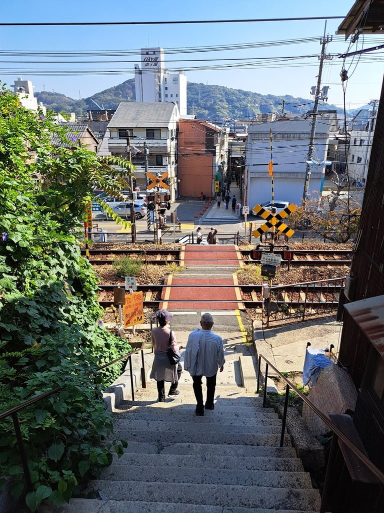 【廣島】尾道一日遊-讓人一眼就愛上的山城小鎮、水道與瀨戶內海 - 第81張圖 千光寺通下山道路