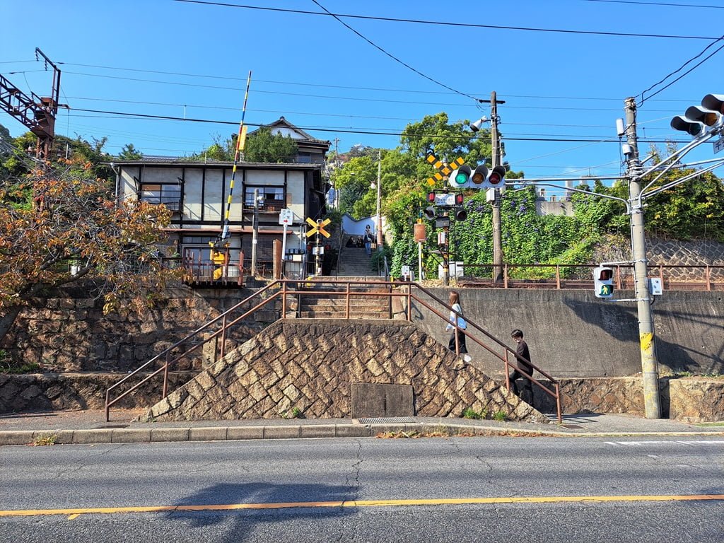 【廣島】尾道一日遊-讓人一眼就愛上的山城小鎮、水道與瀨戶內海 - 第82張圖 經典的千光寺通步道拍照角度