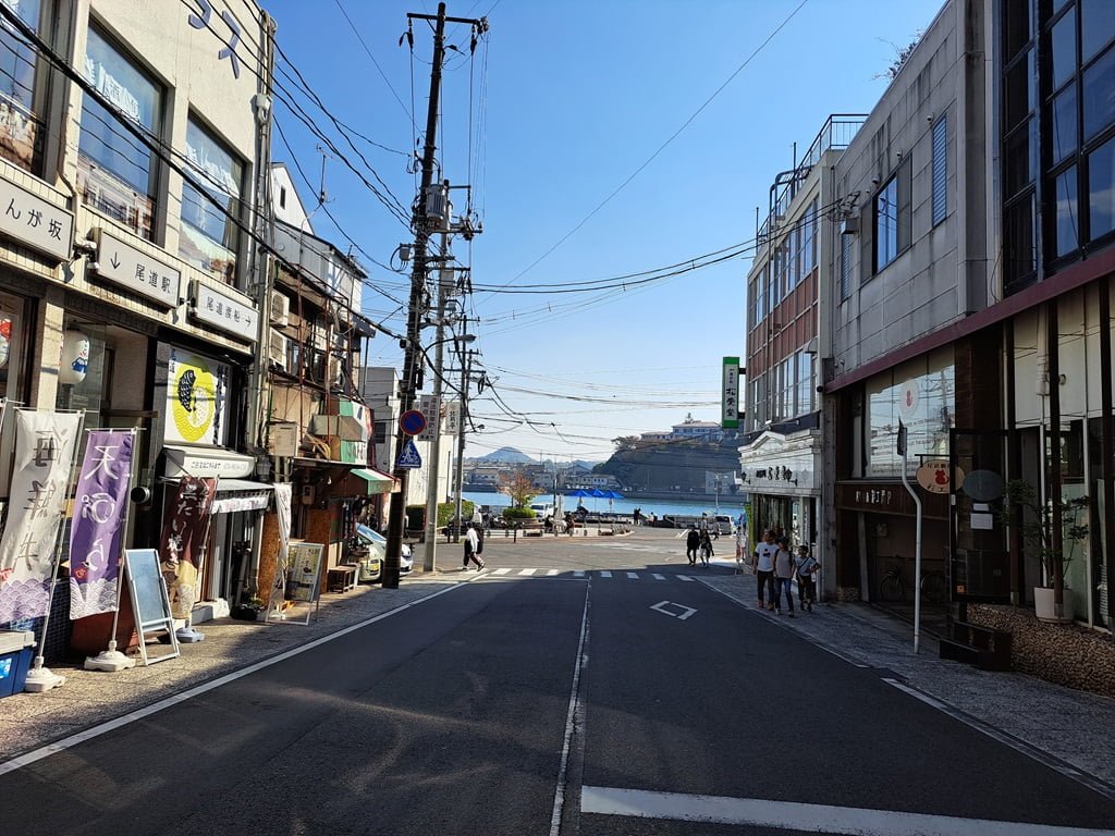 【廣島】尾道一日遊-讓人一眼就愛上的山城小鎮、水道與瀨戶內海 - 第87張圖 通往海邊道路