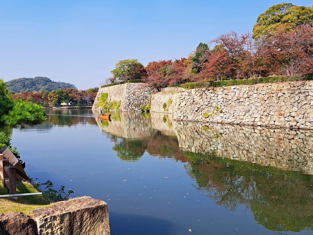 【姬路城一日遊】穿越400年的日本第一名城-遊覽古城結構大寶庫 - 第16張圖 行駛於護城河上的和船