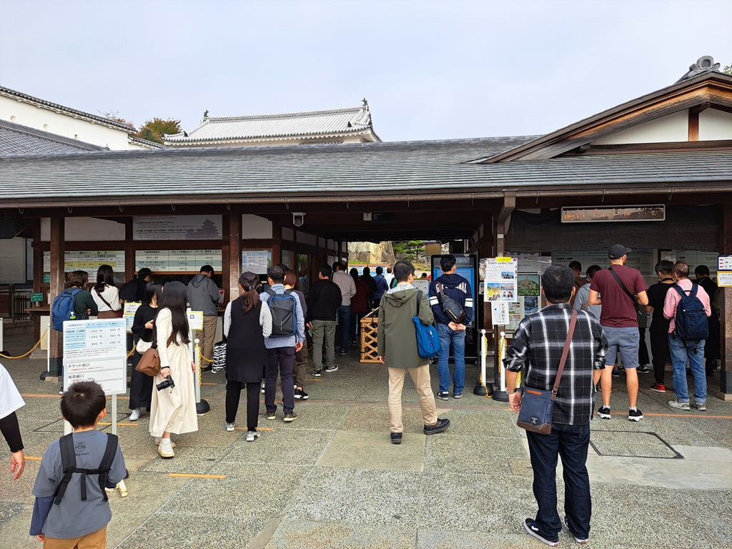 【姬路城一日遊】穿越400年的日本第一名城-遊覽古城結構大寶庫 - 第22張圖 人數眾多的售票口