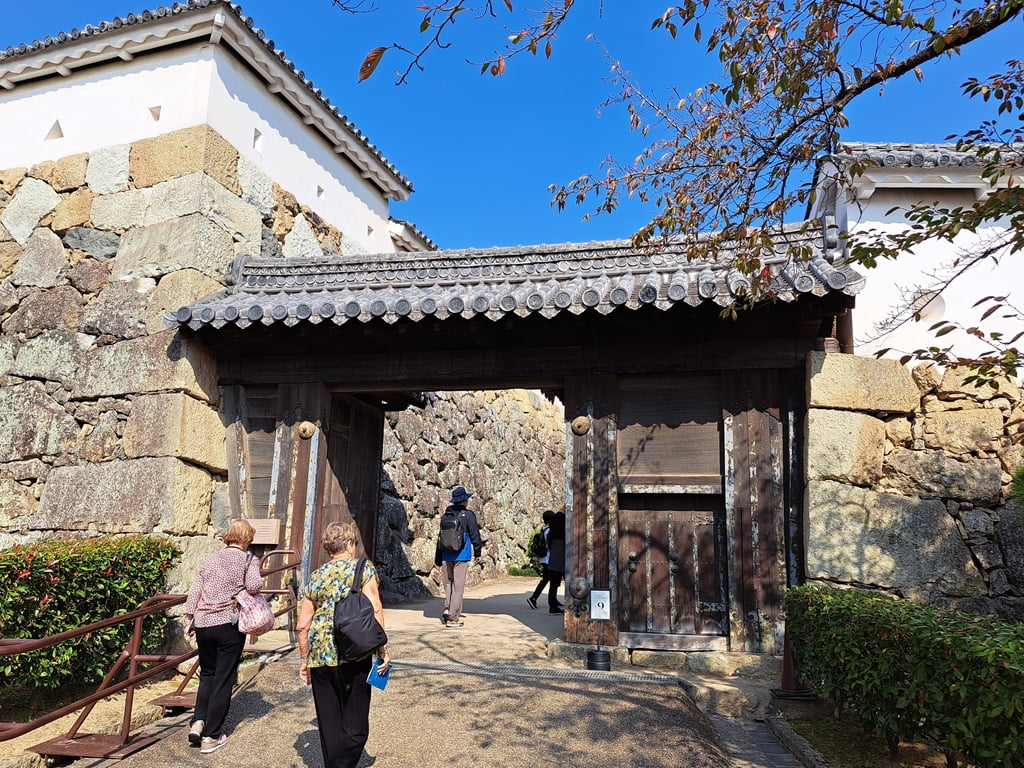 【姬路城一日遊】穿越400年的日本第一名城-遊覽古城結構大寶庫 - 第29張圖 伊(い)之門