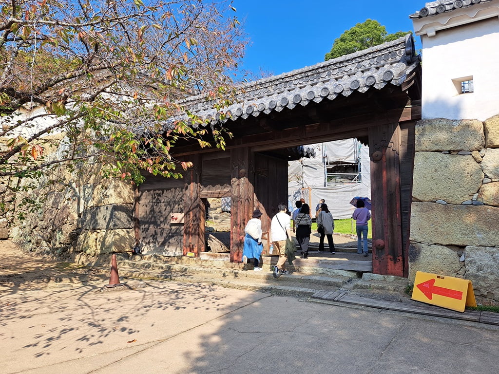 【姬路城一日遊】穿越400年的日本第一名城-遊覽古城結構大寶庫 - 第30張圖 呂(ろ)之門