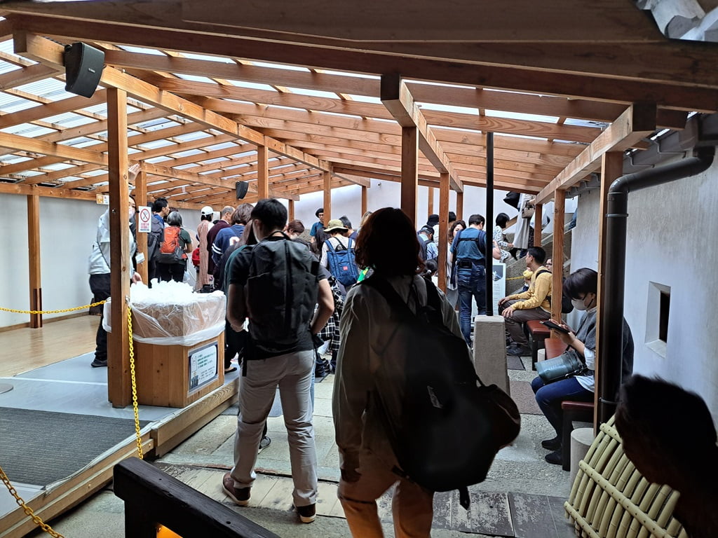 【姬路城一日遊】穿越400年的日本第一名城-遊覽古城結構大寶庫 - 第35張圖 進入天守脫鞋處