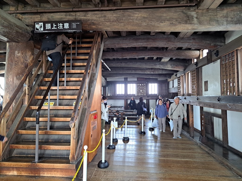 【姬路城一日遊】穿越400年的日本第一名城-遊覽古城結構大寶庫 - 第44張圖 狹窄的樓梯