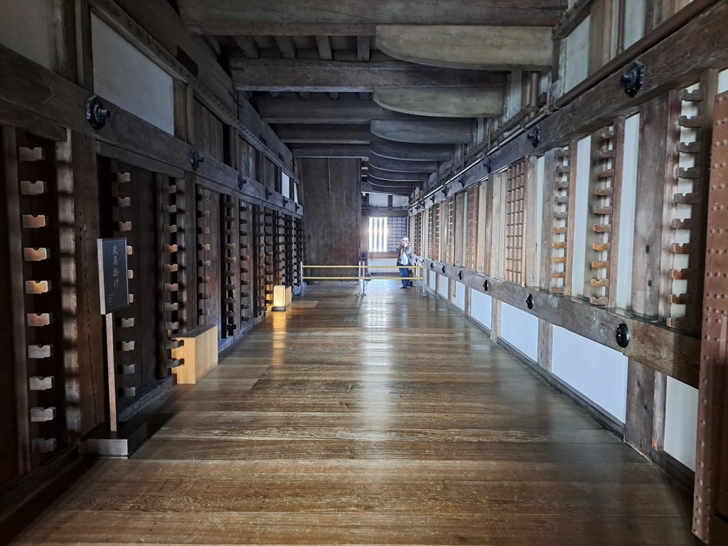 【姬路城一日遊】穿越400年的日本第一名城-遊覽古城結構大寶庫 - 第46張圖 擺放武器的武具掛