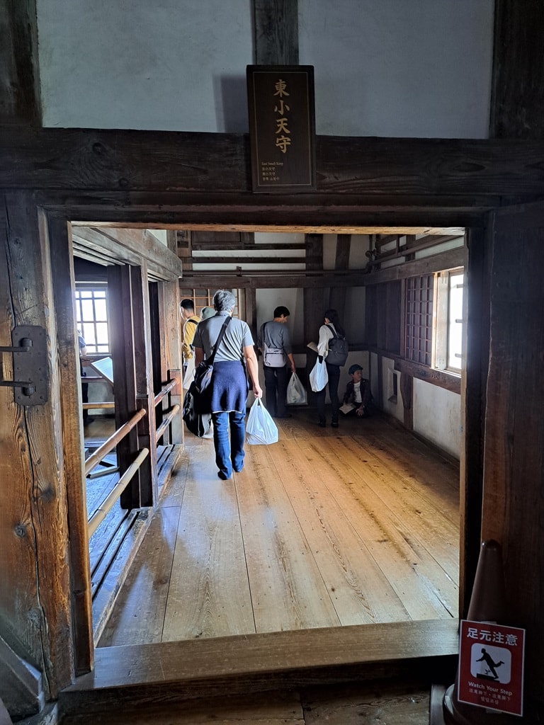 【姬路城一日遊】穿越400年的日本第一名城-遊覽古城結構大寶庫 - 第62張圖 前往東小天守道路
