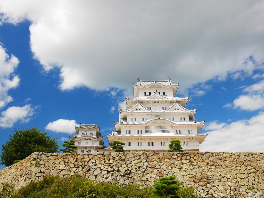 【姬路城一日遊】穿越400年的日本第一名城-遊覽古城結構大寶庫 - 第67張圖 藍天白雲下更顯潔白的白鷺城