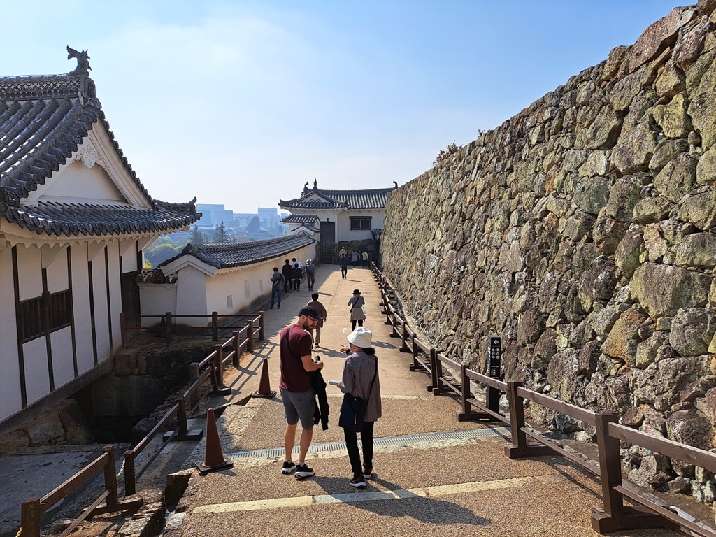 【姬路城一日遊】穿越400年的日本第一名城-遊覽古城結構大寶庫 - 第68張圖 壯觀的石垣牆
