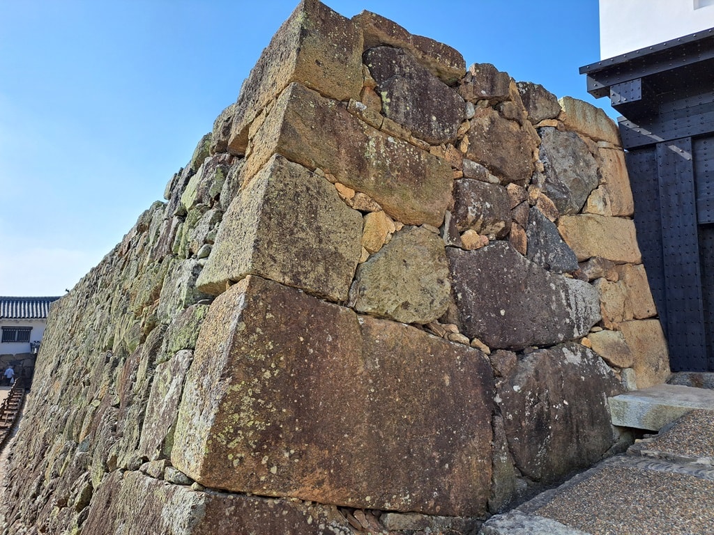 【姬路城一日遊】穿越400年的日本第一名城-遊覽古城結構大寶庫 - 第69張圖 下方以古墳石棺堆積的石垣