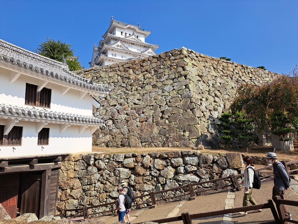 【姬路城一日遊】穿越400年的日本第一名城-遊覽古城結構大寶庫 - 第71張圖 壯觀的石垣牆