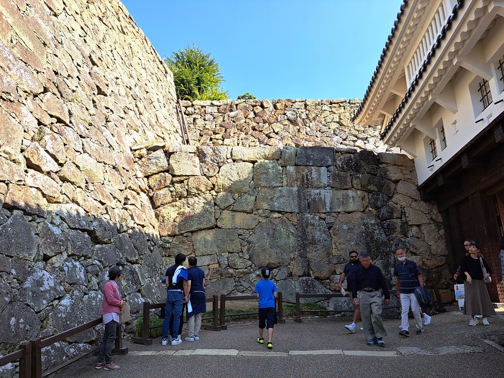 【姬路城一日遊】穿越400年的日本第一名城-遊覽古城結構大寶庫 - 第72張圖 壯觀的石垣牆