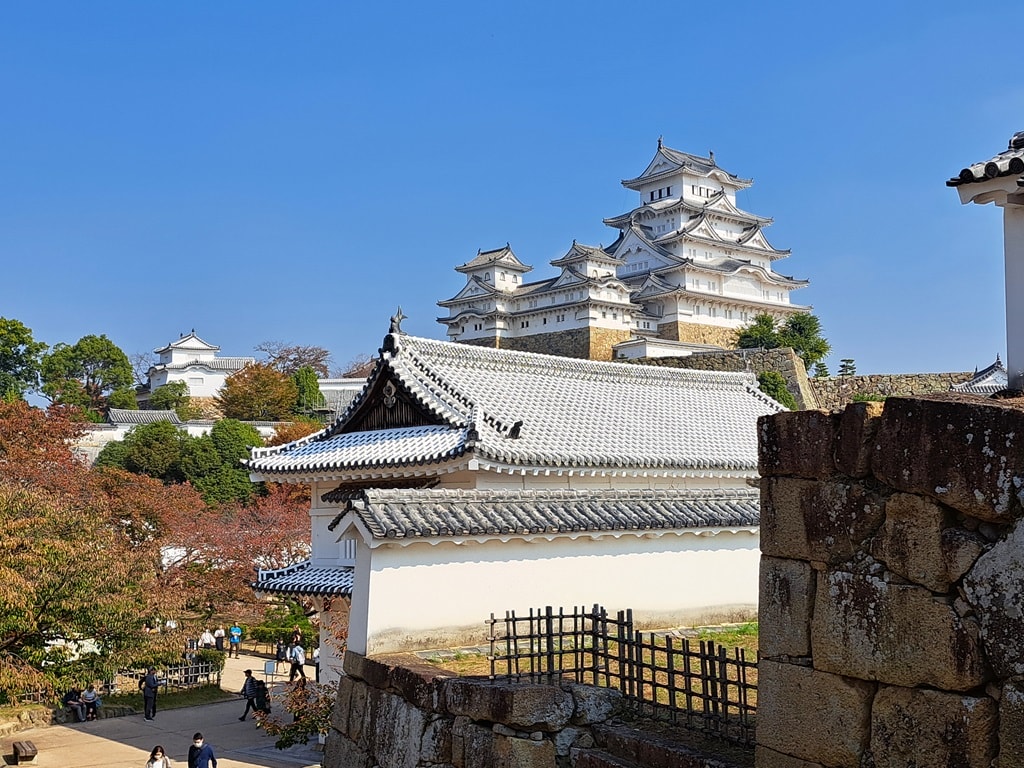 【姬路城一日遊】穿越400年的日本第一名城-遊覽古城結構大寶庫 - 第78張圖 前往西之丸庭園坡道回看姬路城