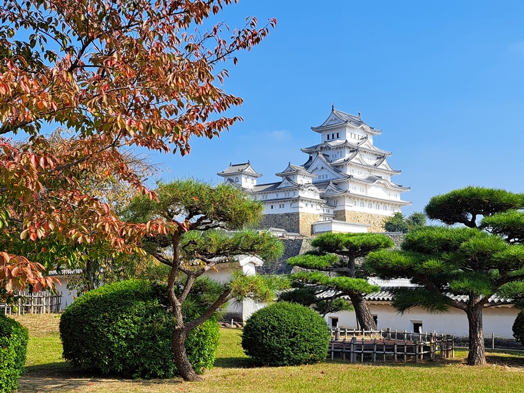 【姬路城一日遊】穿越400年的日本第一名城-遊覽古城結構大寶庫 - 第82張圖 西之丸庭園拍姬路城景色