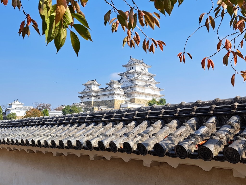 【姬路城一日遊】穿越400年的日本第一名城-遊覽古城結構大寶庫 - 第83張圖 西之丸庭園拍姬路城