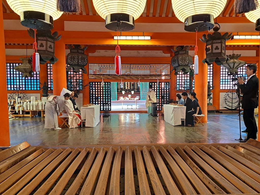 【宮島一日遊】嚴島神社大鳥居與海上社殿-歷史、交通與看點! - 第23張圖 本殿內舉行的神前式婚禮