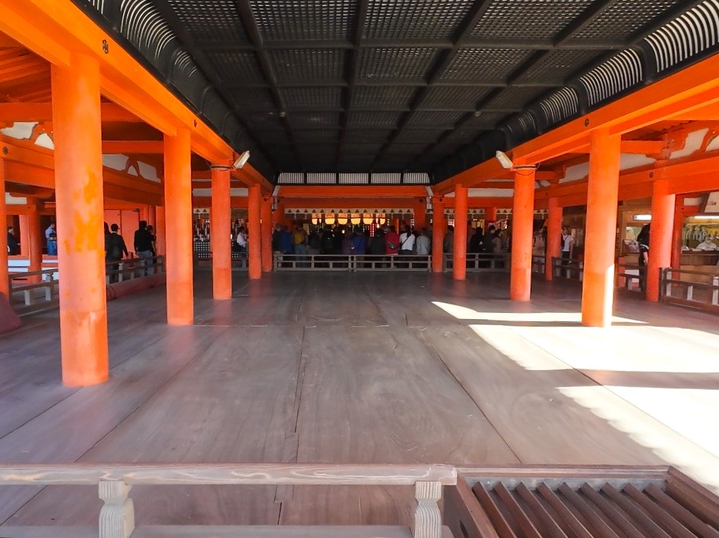 【宮島一日遊】嚴島神社大鳥居與海上社殿-歷史、交通與看點! - 第22張圖 祓殿往本殿內方向景色