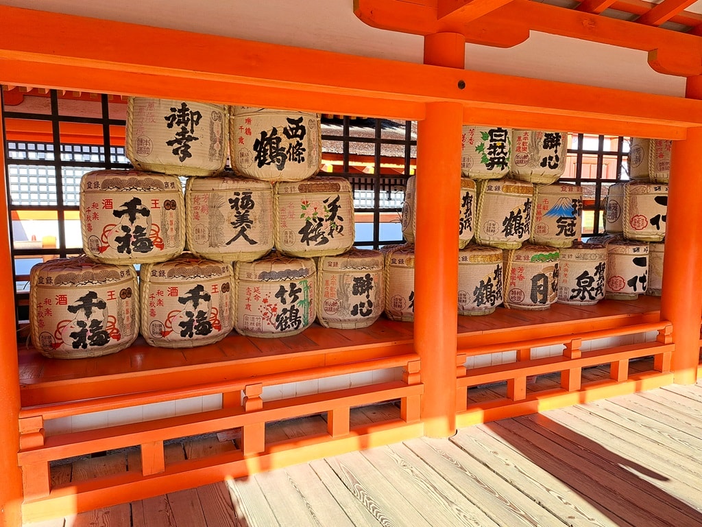 【宮島一日遊】嚴島神社大鳥居與海上社殿-歷史、交通與看點! - 第34張圖 各家廣島知名酒造的奉納酒樽
