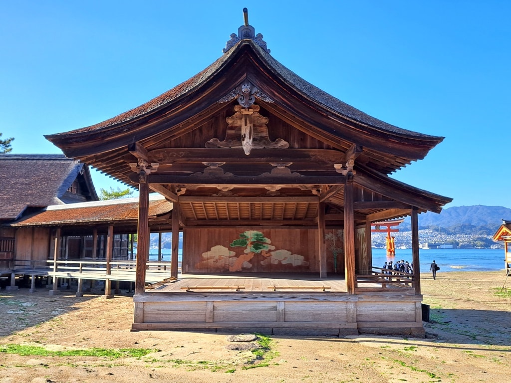 【宮島一日遊】嚴島神社大鳥居與海上社殿-歷史、交通與看點! - 第38張圖 日本唯一的海中能舞台