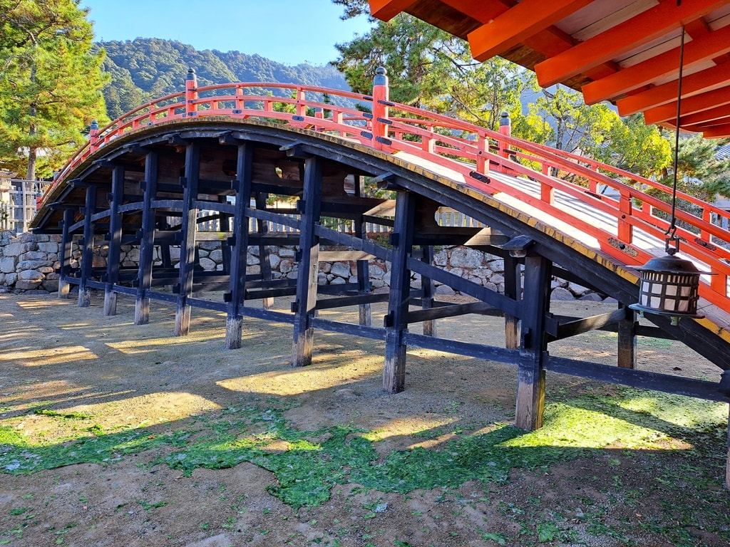 【宮島一日遊】嚴島神社大鳥居與海上社殿-歷史、交通與看點! - 第39張圖 反橋