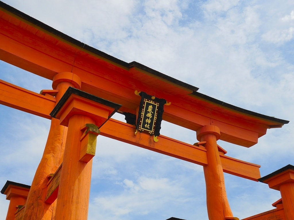 【宮島一日遊】嚴島神社大鳥居與海上社殿-歷史、交通與看點! - 第46張圖 鳥居外側的「嚴島神社」匾額