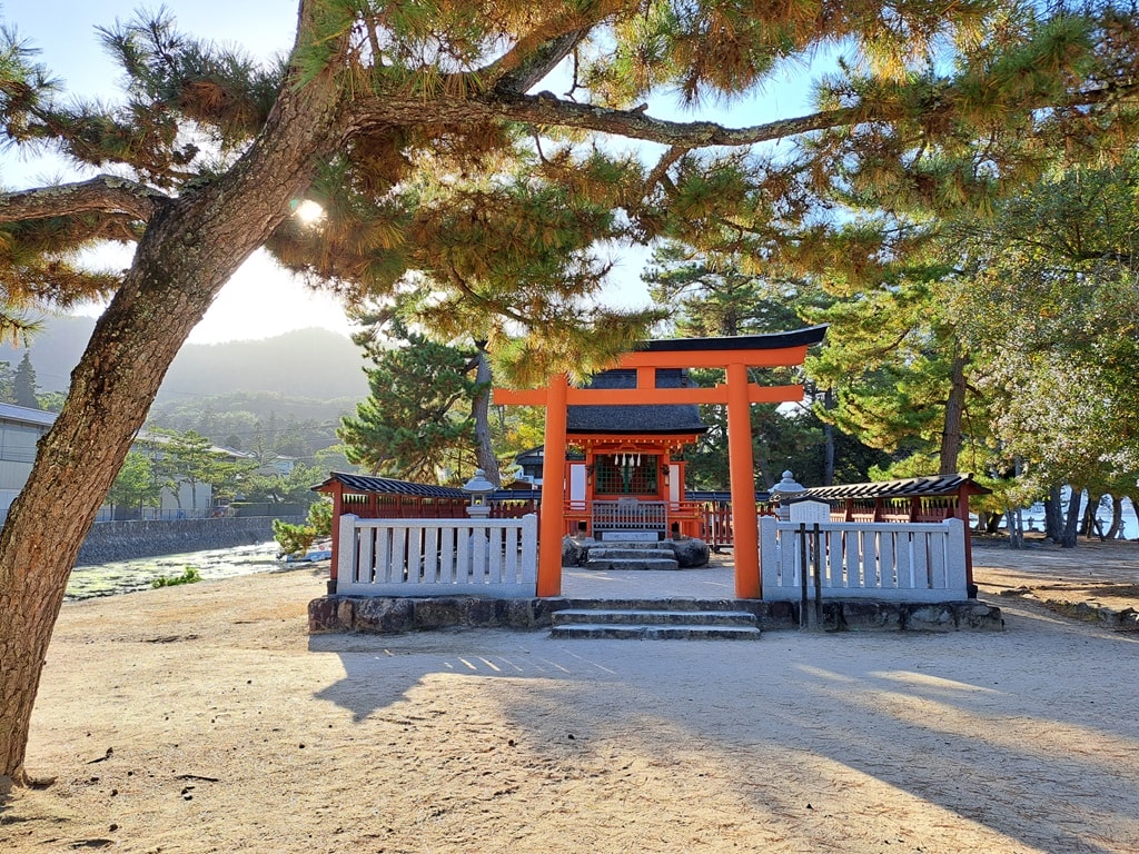 【宮島一日遊】嚴島神社大鳥居與海上社殿-歷史、交通與看點! - 第52張圖 清盛神社
