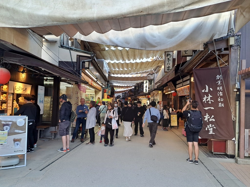 【宮島一日遊】嚴島神社大鳥居與海上社殿-歷史、交通與看點! - 第54張圖 表參道商店街