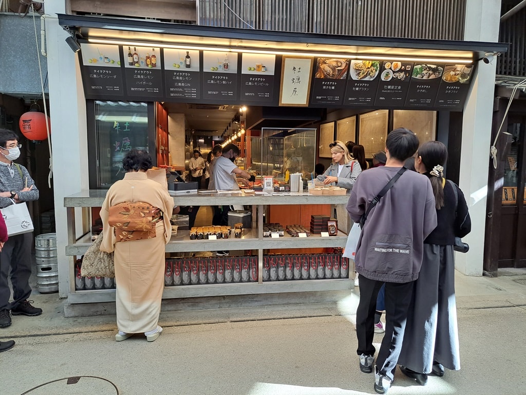 【宮島一日遊】嚴島神社大鳥居與海上社殿-歷史、交通與看點! - 第59張圖 烤牡蠣店家