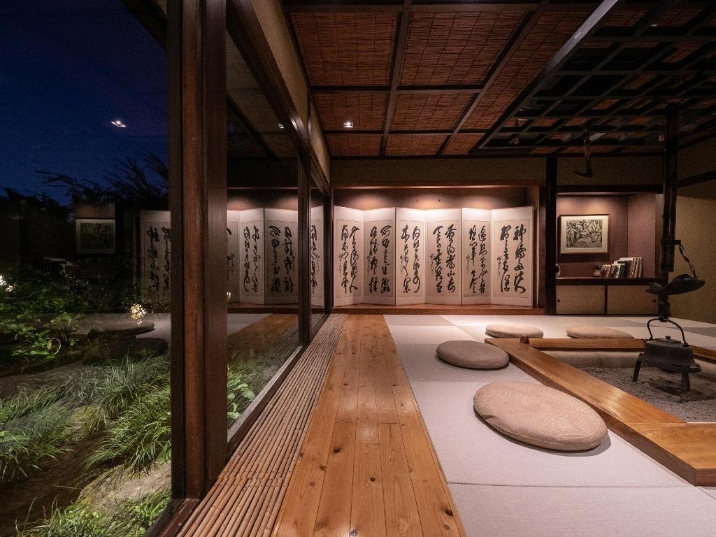 彩岳館談話室
