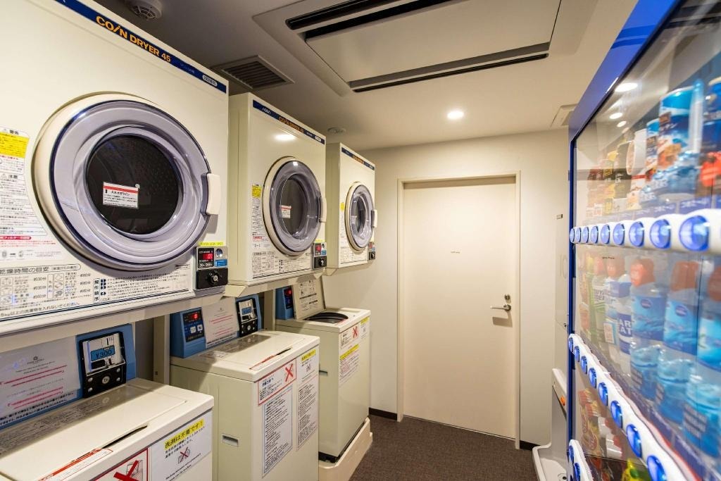 【京都百樂酒店】地鐵走路3分鐘,享受京都風情的平價住宿! - 第4張圖 投幣式洗衣機