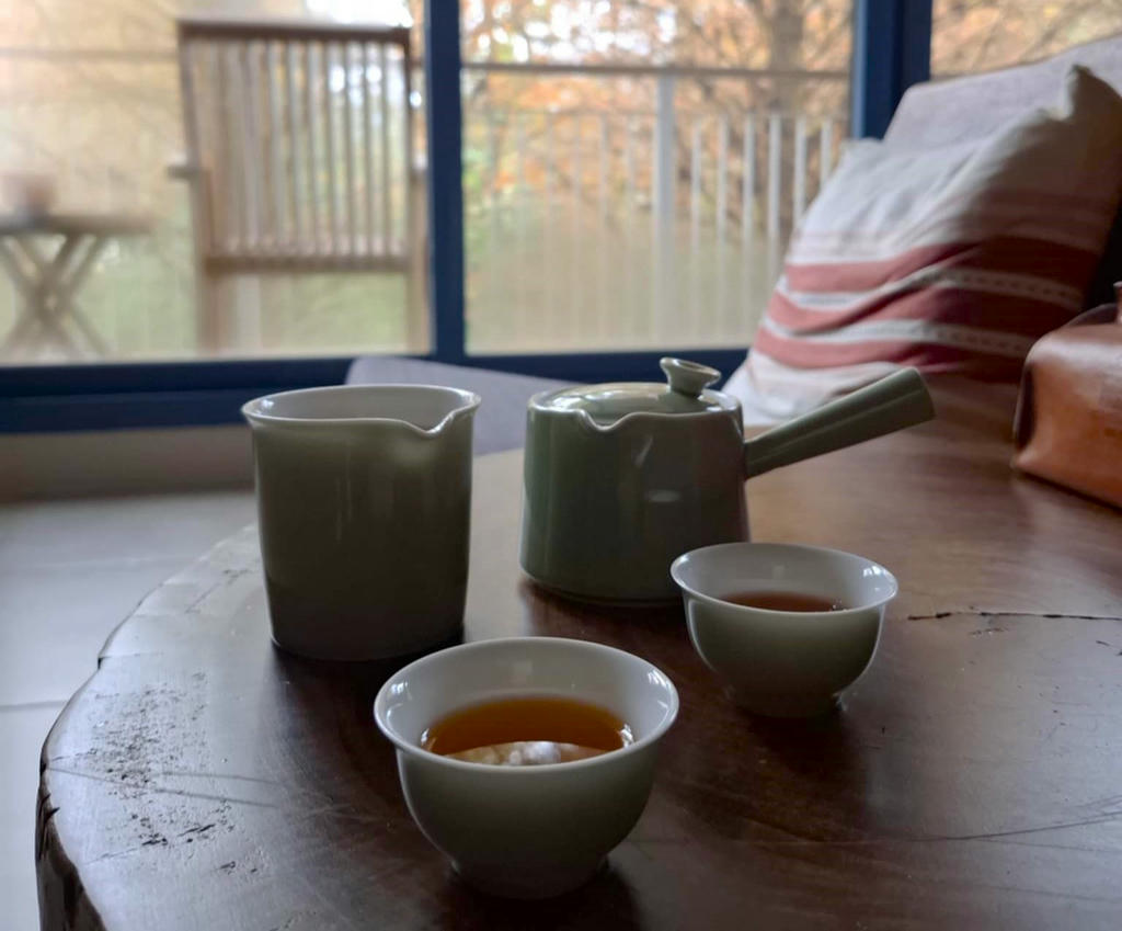 房內悠閒泡茶