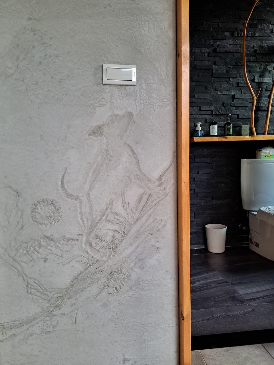 【八番私人住宅】隱身山林的日月潭民宿!清水模×木質調,享受靜謐慢活! - 第60張圖 1樓雙人房狗狗壁畫