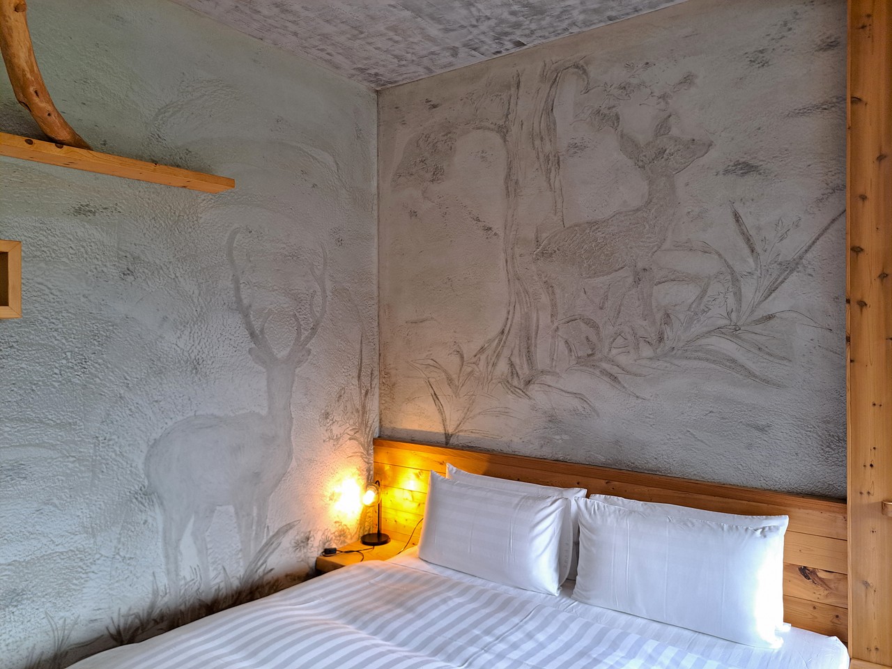 【八番私人住宅】隱身山林的日月潭民宿!清水模×木質調,享受靜謐慢活! - 第58張圖 2樓四人房鹿壁畫