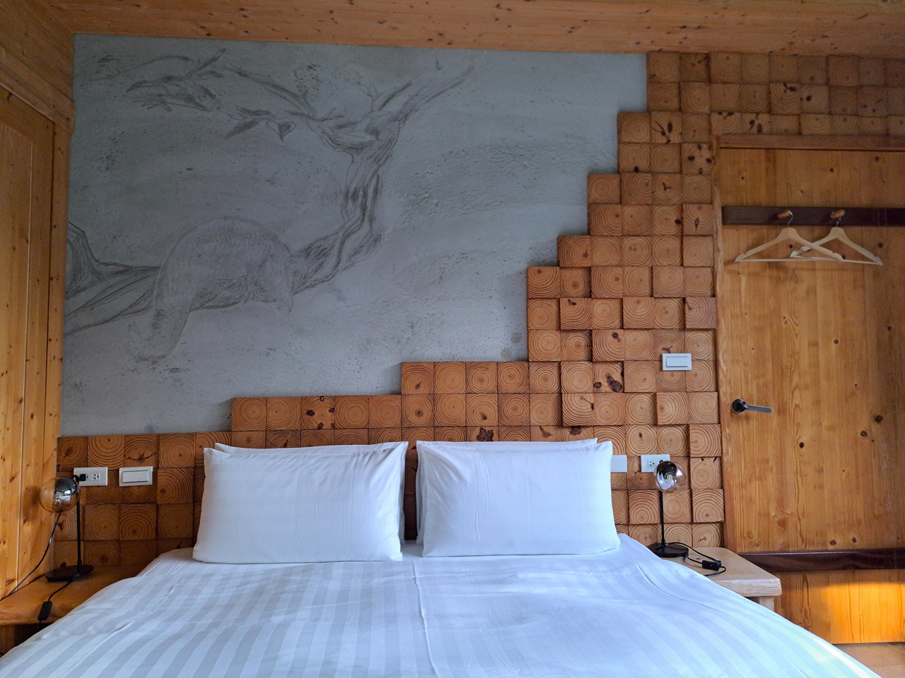 【八番私人住宅】隱身山林的日月潭民宿!清水模×木質調,享受靜謐慢活! - 第55張圖 2樓雙人房-夜・細語