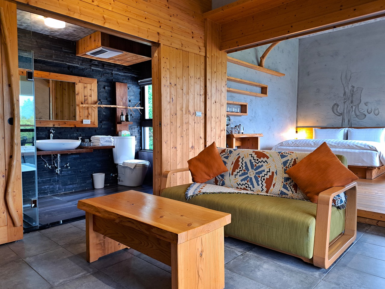 【八番私人住宅】隱身山林的日月潭民宿!清水模×木質調,享受靜謐慢活! - 第40張圖 3樓四人房-漾・眺望