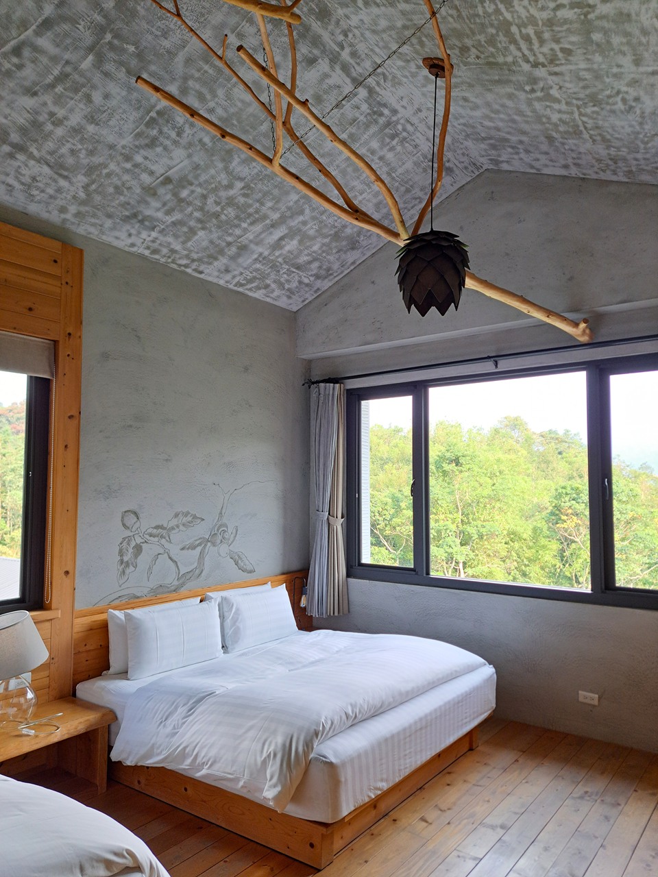 【八番私人住宅】隱身山林的日月潭民宿!清水模×木質調,享受靜謐慢活! - 第47張圖 3樓四人房