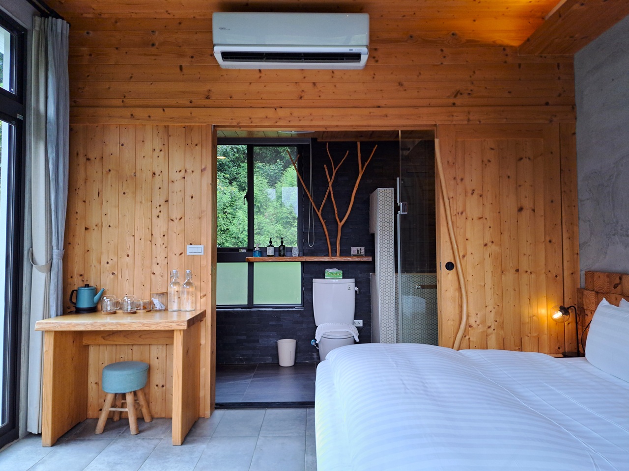 【八番私人住宅】隱身山林的日月潭民宿!清水模×木質調,享受靜謐慢活! - 第16張圖 3樓雙人房-森・瀰漫