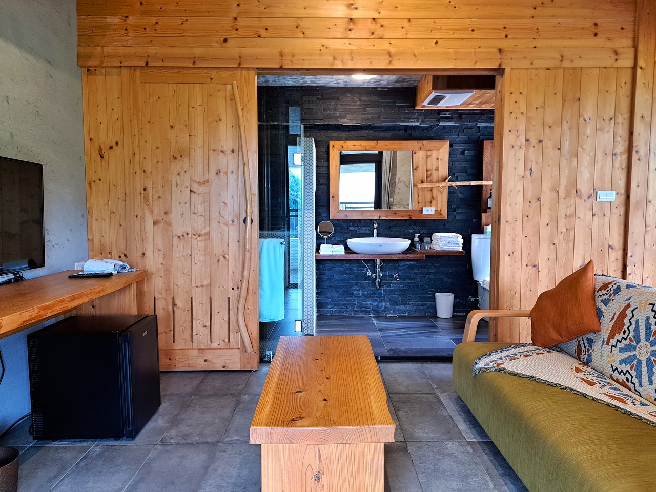 【八番私人住宅】隱身山林的日月潭民宿!清水模×木質調,享受靜謐慢活! - 第53張圖 4人房衛浴空間