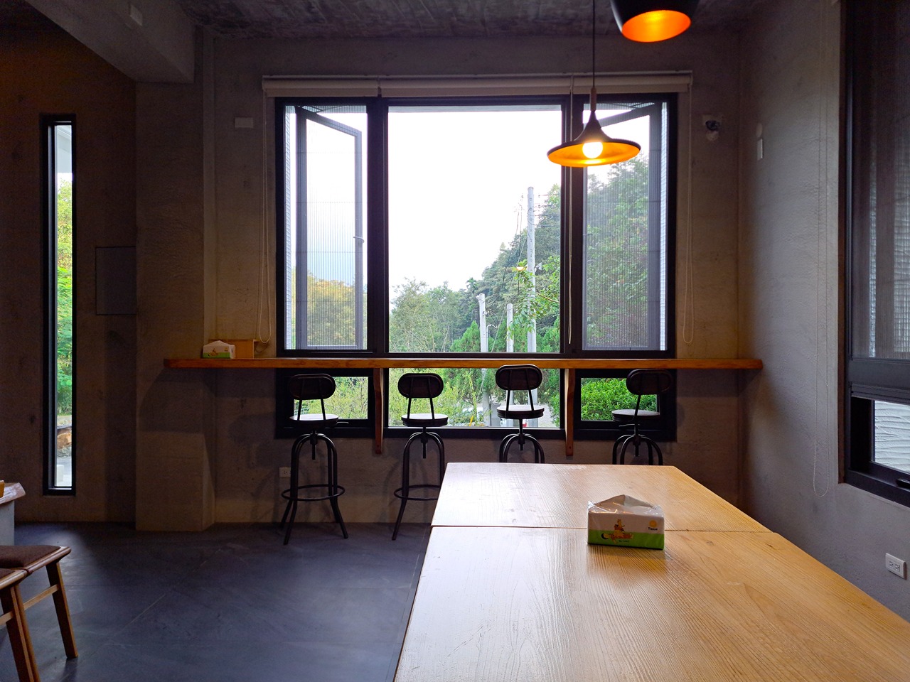 【八番私人住宅】隱身山林的日月潭民宿!清水模×木質調,享受靜謐慢活! - 第10張圖 一樓公共空間