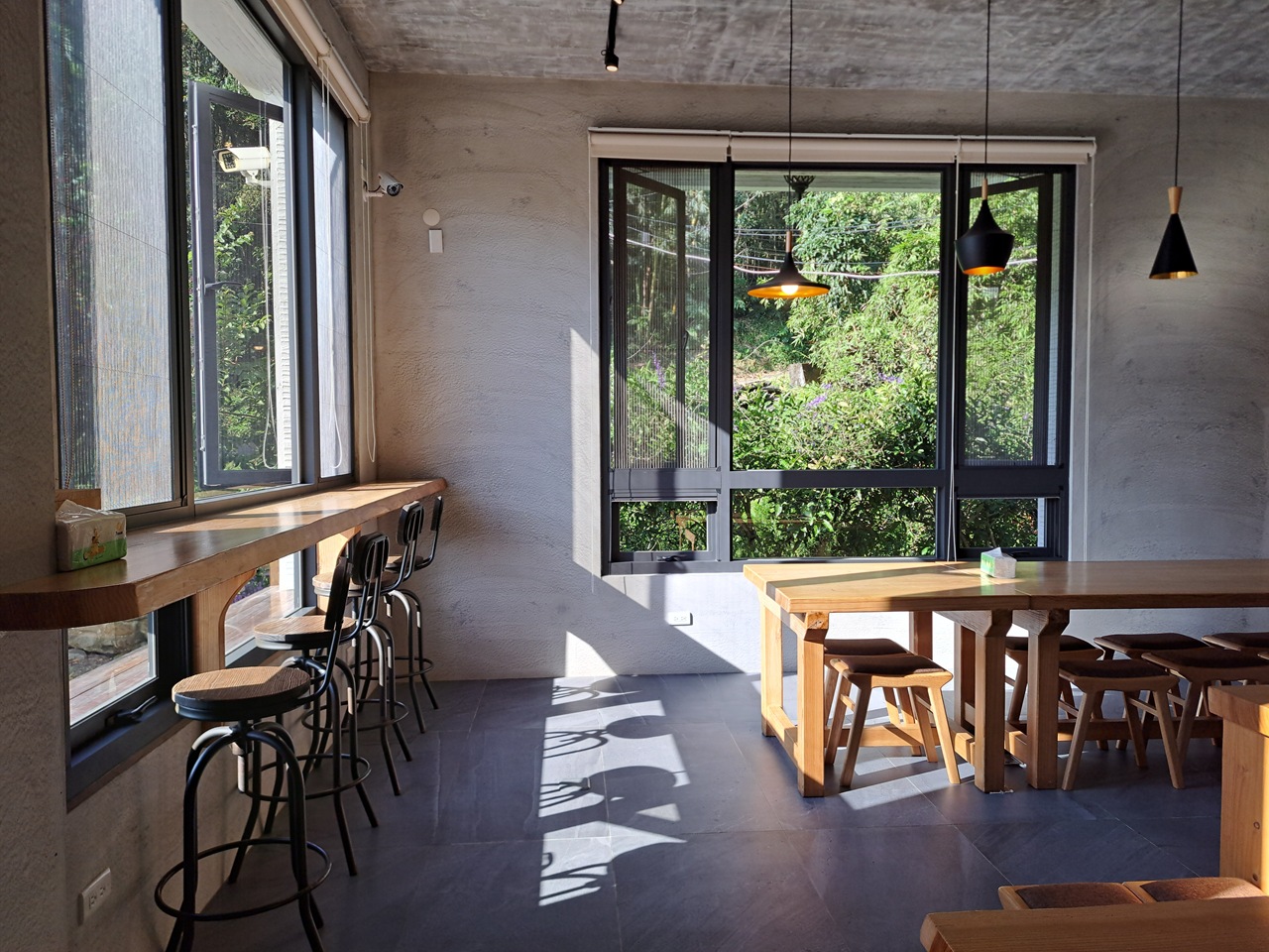 【八番私人住宅】隱身山林的日月潭民宿!清水模×木質調,享受靜謐慢活! - 第11張圖 早晨陽光灑落景色